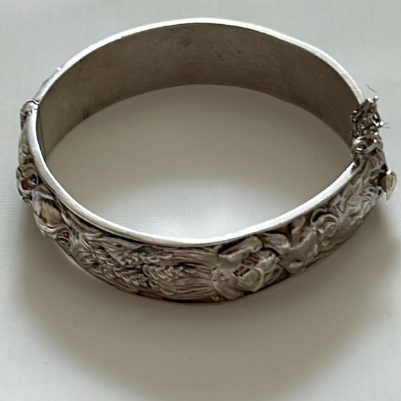 Vintage Sterling Silver tested embossed hinged bangle. - Picture 1 of 7